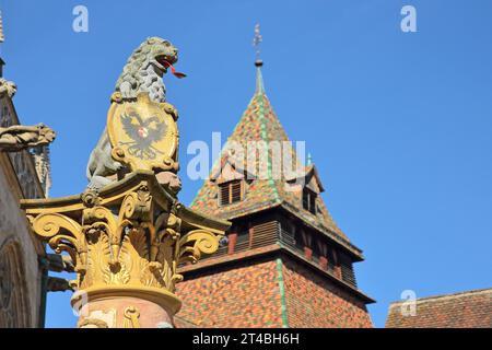 Detail des Löwenbrunnens aus dem Jahr 1773 und des historischen romanischen Glockenturms aus dem Jahr 1228, Löwenfigur mit Schild und doppelköpfigem Adler, Zunge, klebt Stockfoto