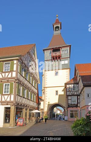 Historischer Schwaikheimer Torturm erbaut 15. Jahrhundert in der Fußgängerzone, Fußgänger, Stadttor, Marktstraße, Winnenden, Baden-Württemberg Stockfoto