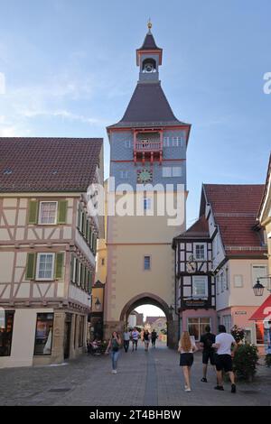 Historischer Schwaikheimer Torturm erbaut 15. Jahrhundert in der Fußgängerzone, Fußgänger, Stadttor, Marktstraße, Winnenden, Baden-Württemberg Stockfoto