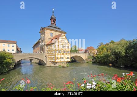 Historisches Altstädter Rathaus auf der Regnitz mit Steinbogenbrücke, Wahrzeichen, Fachwerkhaus, Gelb, Fluss, bank, Idylle, Blumenschmuck, Oberer Stockfoto