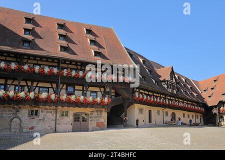 Innenhof der Alten Hofhaltung aus dem 15. Jahrhundert mit Blumenschmuck, Fachwerkhaus, Schloss Bamberg, Oberfranken, Franken Stockfoto