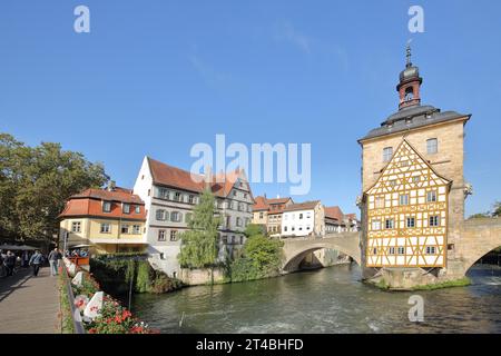 Historisches Altstädter Rathaus an der Regnitz mit Geyerswoerth-Brücke, Wahrzeichen, Fachwerkhaus, gelb, Fluss, bank, Idylle, Blumenschmuck, Oberer Stockfoto