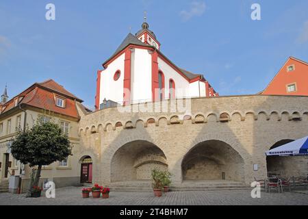 Steinmauer mit Bögen und St. Augustinerkirche, Stadtmauer, Kirchenterrasse, Marktplatz, Dettelbach, Niederfranken, Franken, Bayern Stockfoto