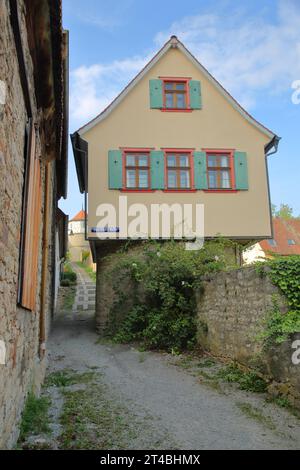 Schmales Fachwerkhaus an der historischen Stadtmauer, östliche Stadtmauer, Dettelbach, Unterfranken, Franken, Bayern, Deutschland Stockfoto