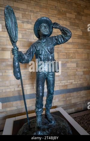 Alfred Russel Wallace, britischer Naturforscher, Skulptur von Anthony Smith, Natural History Museum oder Natural History Museum, Kensington, London, England Stockfoto