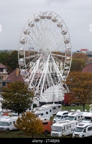 Riesenrad, Parkplatz für Wohnmobile davor, Warnemünde, Mecklenburg-Vorpommern, Deutschland Stockfoto