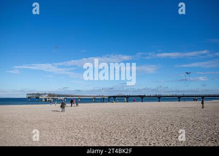 Blick auf den Strand und die Seebrücke von Heiligenhafen. Im Herbst kann man dort sehr gut Drachen steigen lassen Heiligenhafen, Schleswig-Holstein, Kreis Ostholstein, Halbinsel Wagrin, Ostsee, Urlaub, Tourist, Ausflug, Fehmarn *** Blick auf den Strand und die Anlegestelle von Heiligenhafen im Herbst kann man dort sehr gut Drachen fliegen Heiligenhafen, Schleswig Holstein, Bezirk Ostholstein, Halbinsel Wagrin, Ostsee, Urlaub, Tourist, Reise, Fehmarn Credit: Imago/Alamy Live News Stockfoto