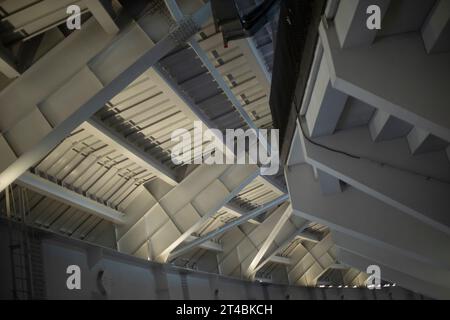 Decke in riesigem Gebäude. Großes Dach. Monumentale Architektur. Strukturell. Stahlträger im Gebäude. Stockfoto