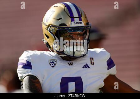 Washington Huskies Quarterback Michael Penix Jr. (9) dehnt sich vor dem regulären Saisonspiel des College Football gegen den Stanford Cardinal am Samstag aus Stockfoto