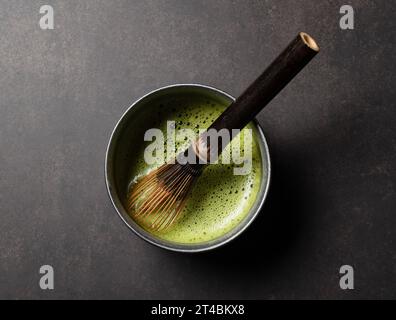 Matcha auf dunklem Hintergrund. Chasen, Matcha. Blick von oben. Stockfoto
