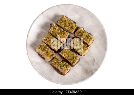 Pistazien und Schokoladenchips. Frische Pistazienkekse isoliert auf weißem Hintergrund. Draufsicht Stockfoto
