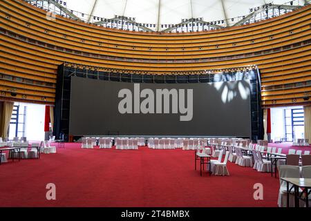 Ausstattung Esstisch und große Leinwand im großen Bankettsaal Stockfoto