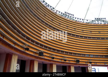 Ausstattung Esstisch und große Leinwand im großen Bankettsaal Stockfoto