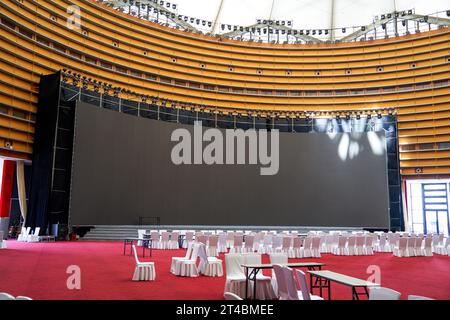 Ausstattung Esstisch und große Leinwand im großen Bankettsaal Stockfoto