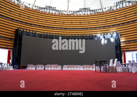 Ausstattung Esstisch und große Leinwand im großen Bankettsaal Stockfoto