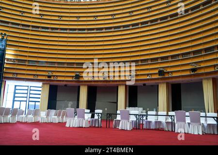 Ausstattung Esstisch und große Leinwand im großen Bankettsaal Stockfoto