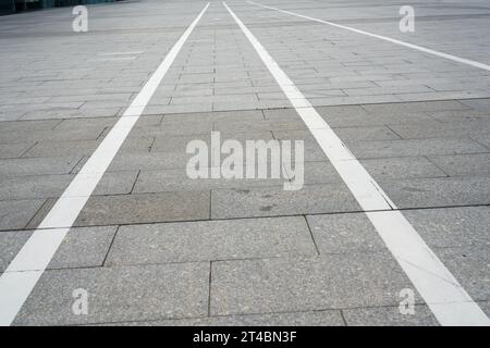 Fahrrad- und Fußgängermarkierungen im Park Stockfoto