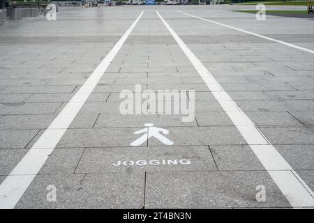 Fahrrad- und Fußgängermarkierungen im Park Stockfoto