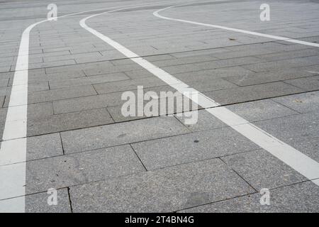 Fahrrad- und Fußgängermarkierungen im Park Stockfoto