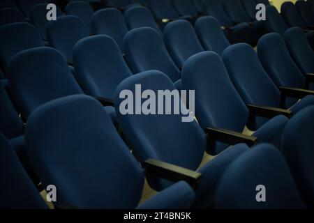 Blaue Sitze im Flur. Sitzreihen. Kinodetails. Plätze für Zuschauer. Stockfoto