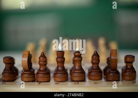 Schachfiguren auf dem Tisch. Schachturnier. Antike Strategie. Spielfiguren aus Holz. Stockfoto