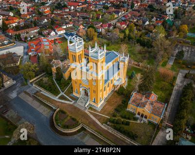 FOT, Ungarn - Luftaufnahme der römisch-katholischen Kirche der Unbefleckten Empfängnis (Szeplotlen Fogantatas Templom) in der Stadt FOT auf einem sonnigen Sort Stockfoto