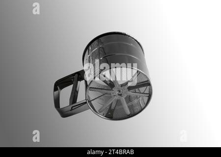 Becher Mehlsieb. Nahaufnahme. Isoliert auf grauem Hintergrund. Stockfoto