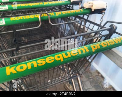 Marktkau - Einkauf zu Zeiten von Inflation und Krieg in der Ukraine Einkaufswagen, Warenkorb, Einkaufskorb, Preisvergleich, Teuerung, Grundnahrungsmittel, preiswert, Marktkauf - Einkauf in einem Supermarkt oder Discounter *** Marktkau Shopping in einer Zeit der Inflation und des Krieges in der Ukraine Warenkorb, Warenkorb, Warenkorb, Preisvergleich, Inflation, Grundnahrungsmittel, billig, Einkäufe in einem Supermarkt oder Discountgeschäft Credit: Imago/Alamy Live News Stockfoto
