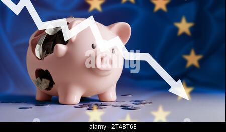 Europäische Wirtschaftskrise. Rückgang der Wirtschaftsindikatoren in Europa, Inflation, Rezession, Depression, Krise. Pfeil nach unten und gebrochenes Schweinebett auf Flag Stockfoto