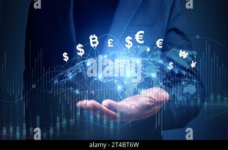 Finanztechnologie, globales Geschäft und globales Währungsumtauschkonzept, Geld, Finanzen, Geschäftsmann mit virtueller Weltkarte und Verbindungslinie Stockfoto