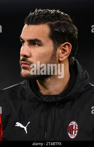 Theo Hernandez vom AC Mailand sieht beim Spiel der Serie A TIM zwischen dem SSC Napoli und dem AC Milan am 29. April im Stadio Diego Armando Maradona in Neapel an Stockfoto
