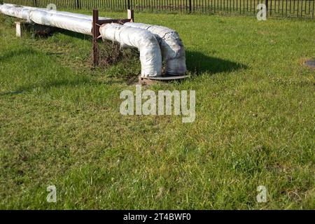 Heizungsrohre in der Stadt. Außenheizung. Einzelheiten zur Industrieanlage. Kommunikationssystem. Stockfoto