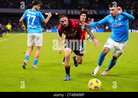 Neapel, Italien. Oktober 2023. Neapel, Italien, 29. Oktober 2023: Davide Calabria (2 MAILAND) VIES MIT Mathias Olivera (17 NEAPEL) während des Serie A Spiels zwischen SSC Napoli und AC Mailand im Stadio Maradona am 29. Oktober 2023 in Neapel (Foto Mosca/SPP) Foto: SPP Sport Press Photo. /Alamy Live News Stockfoto