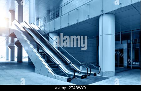Zwei Rolltreppen in einem modernen Bürogebäude Stockfoto