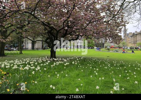 Frühlingsblick über die Gärten am St Andrew Square, Edinburgh, Schottland, Großbritannien Stockfoto