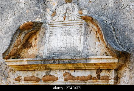 Portikus mit Bienennestern in der Ruine des Klosters Agia Ekaterina auf der Insel Nissos in der Nähe von Agio Spyridon an der Nordostküste der Ionischen Inseln Korfu Stockfoto