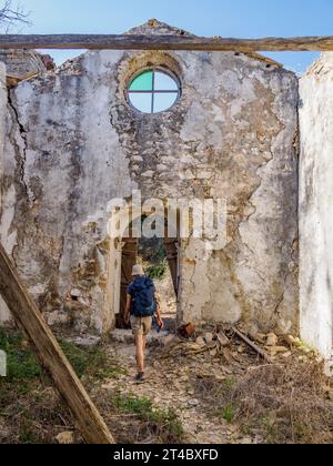 Spaziergang durch das ruinierte Kloster Agia Ekaterina auf der Insel Nissos in der Nähe von Agio Spyridon an der Nordostküste der Ionischen Inseln Korfu Stockfoto