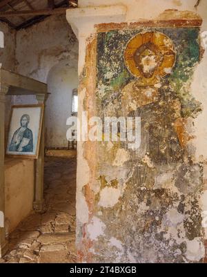 Fresko und gerahmte Ikone in der Ruine des Klosters von Agia Ekaterina auf der Insel Nissos in der Nähe von Agio Spyridon an der Nordostküste der Ionischen Inseln Korfu Stockfoto