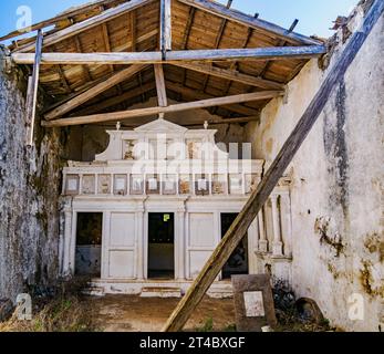 Hoher Altar der Ruine des Klosters Agia Ekaterina auf der Insel Nissos in der Nähe von Agio Spyridon an der Nordostküste der Ionischen Inseln Korfu Stockfoto