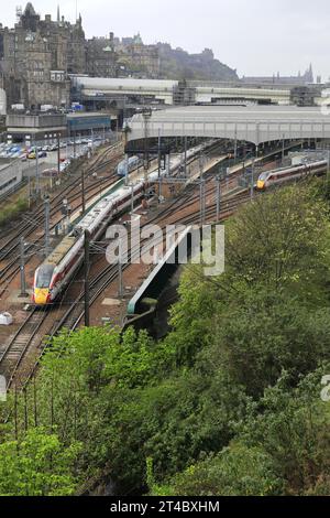 LNER Azuma am Bahnhof Edinburgh Waverley; Edinburgh City, Schottland, Großbritannien Stockfoto