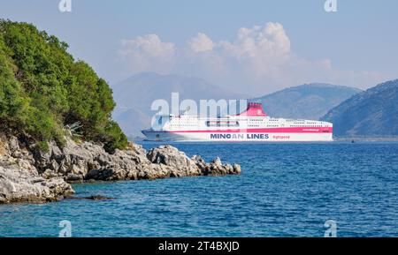 Das Schiff der Minoan Lines Kydon Palace fährt an der Küste von Korfu und Albanien zwischen Igoumenitsa in Griechenland und Ancona in Italien vorbei Stockfoto