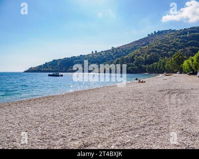 Breiter Kieselstrand in Kerasia an der Nordostküste von Korfu auf den Ionischen Inseln Griechenlands Stockfoto