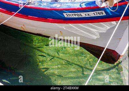 Bug eines kleinen Fischerbootes „Spyros“ mit Fischunterkünften im Hafen von Kouloura an der Nordostküste von Korfu Griechenland Stockfoto