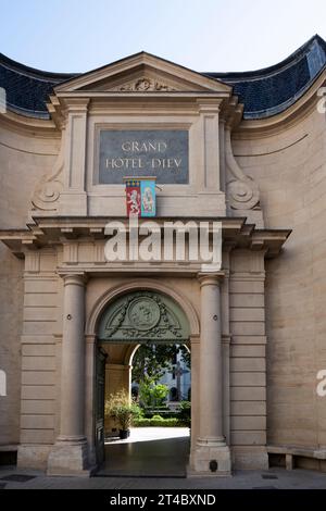 Frankreich, Lyon, 26. Juli 2019. Eintritt zum Kreuzgang des renovierten Hotels Dieu de Lyon, eine Touristenattraktion Stockfoto