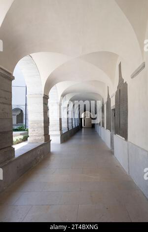 Frankreich, Lyon, 26. Juli 2019. Korridor mit Bögen neben dem Innenhof des großen Klosters des renovierten Hotels Dieu de Lyon Stockfoto