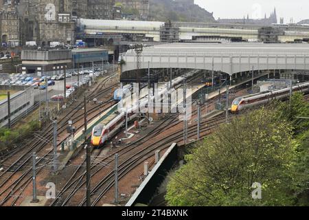 LNER Azuma am Bahnhof Edinburgh Waverley; Edinburgh City, Schottland, Großbritannien Stockfoto