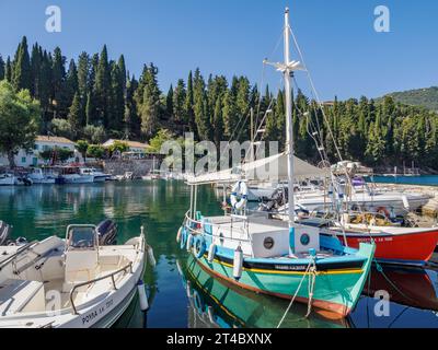 Der hübsche kleine Fischerhafen Kouloura an der Nordostküste von Korfu auf den Ionischen Inseln Griechenlands Stockfoto