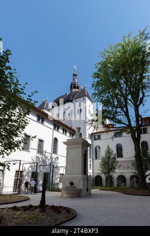 Frankreich, Lyon, 26. Juli 2019. Der Innenhof von Saint-Louis mit seinem Brunnen mitten im Garten des renovierten Grand Hôtel Dieu Stockfoto