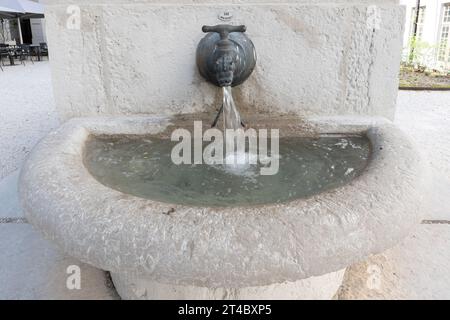 Frankreich, Lyon, 26. Juli 2019. Nahaufnahme eines Springbrunnens im renovierten Grand Hôtel Dieu Stockfoto