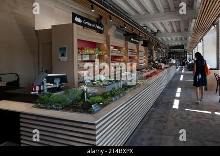 Frankreich, Lyon, 26. Juli 2019. Les Halles im Grand Hôtel-Dieu, ein Zentrum der Gastronomie und Eleganz unter historischen Bögen, ist seit Januar 2023 geschlossen. Stockfoto